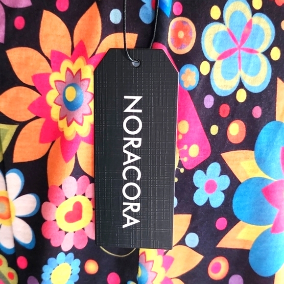 SUPER FUN PEACE & LOVE V-NECK TOP!!! NWT! - Picture 3 of 3